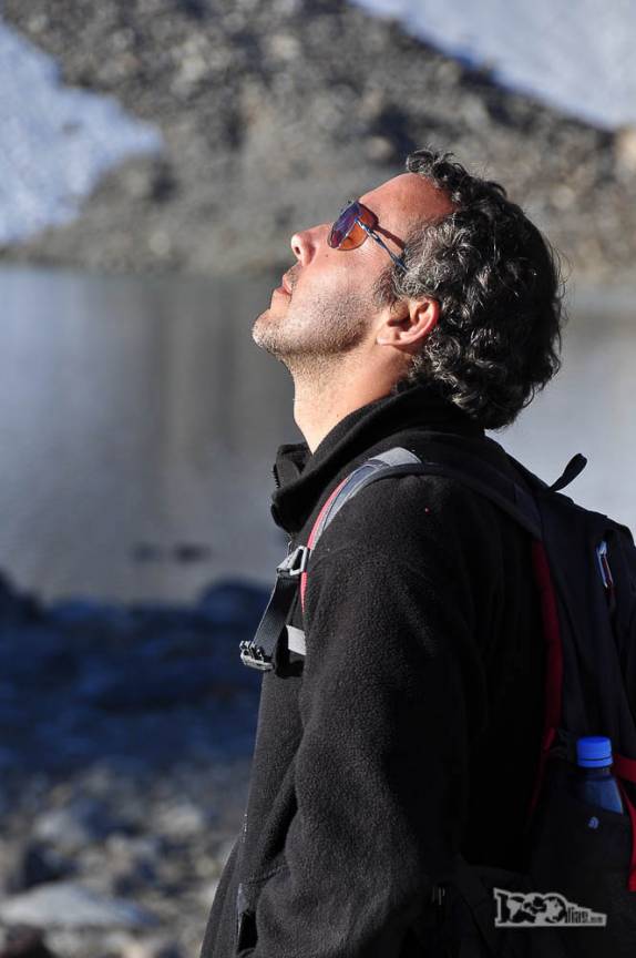 Esquentando-se nas últimas luzes do sol, na Laguna de Los Tres, no parque Los Glaciares, região de El Chaltén, no sul da patagonia argentina